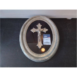 CRUCIFIX SUR CADRE OVALE...
