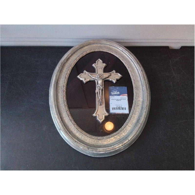 CRUCIFIX SUR CADRE OVALE ARGENTÉ