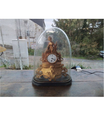 HORLOGE SOUS GLOBE ZAMACK DORÉ