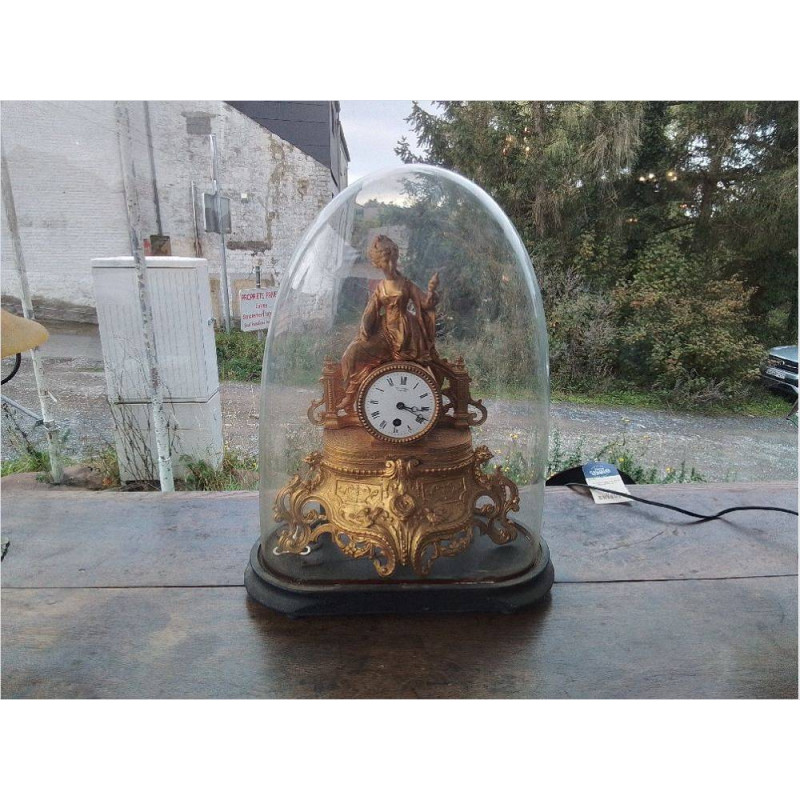 HORLOGE SOUS GLOBE ZAMACK DORÉ