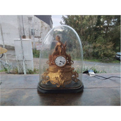 HORLOGE SOUS GLOBE ZAMACK DORÉ