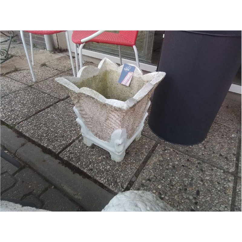 CACHE POT EN BETON