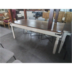 TABLE RECTANGULAIRE DESSUS...