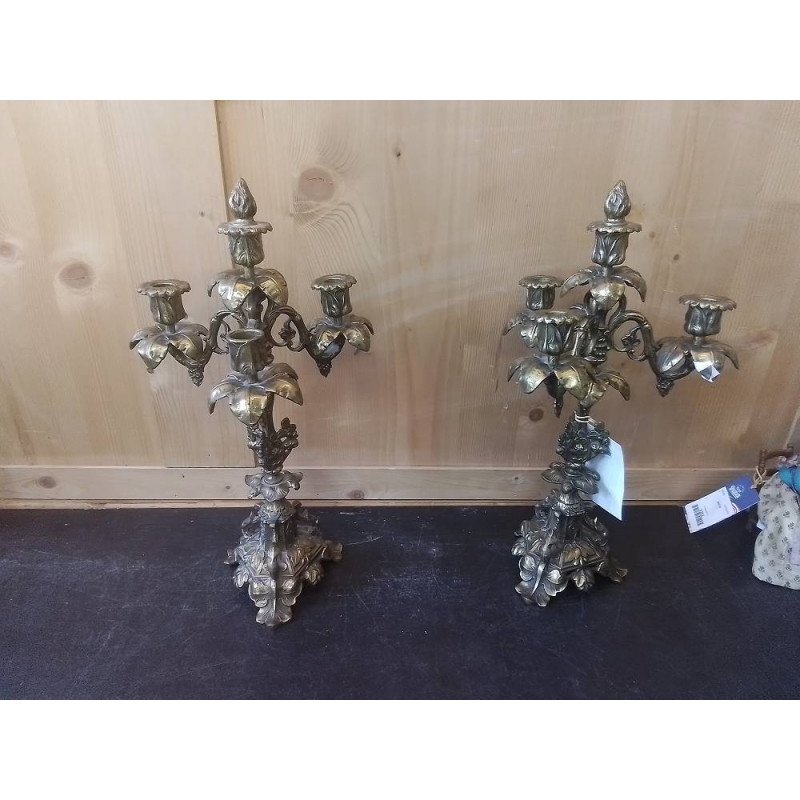 PAIRE DE CHANDELIERS EN LAITON