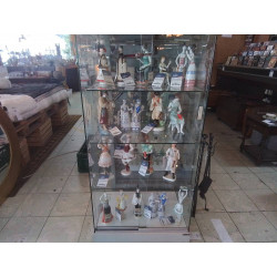 STATUETTE EN PORCELAINE...