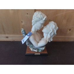 STATUE COUPLE