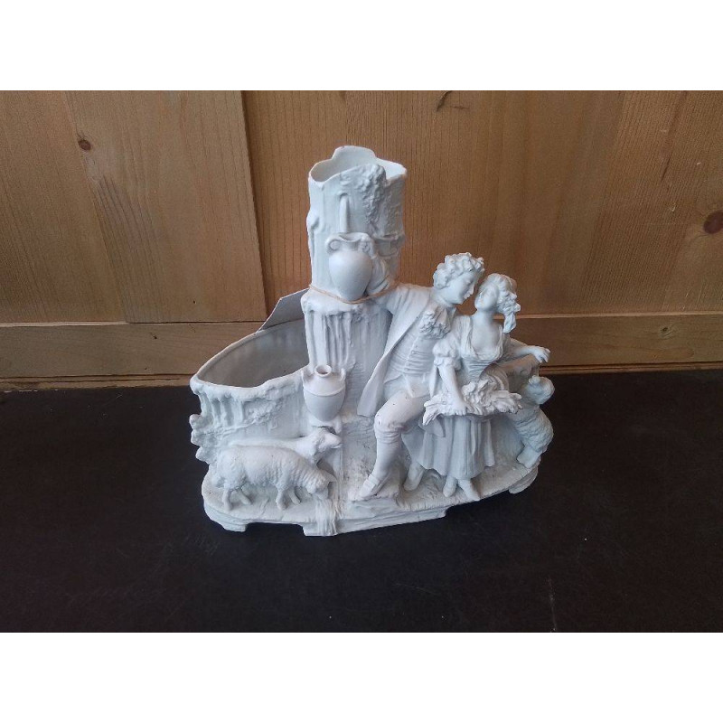 VASE EN BISCUIT DECOR ROMANTIQUE