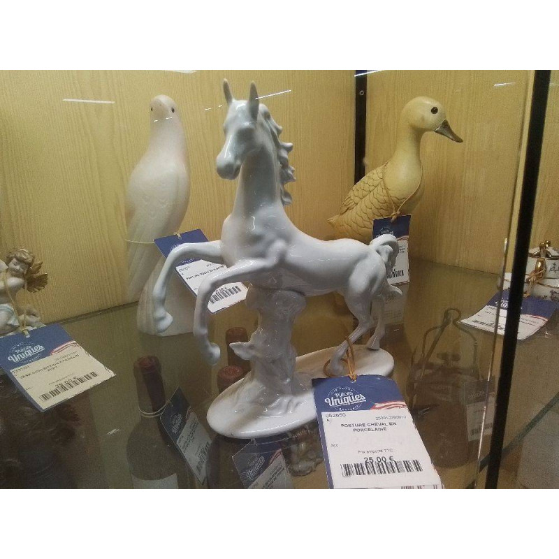 POSTURE CHEVAL EN PORCELAINE