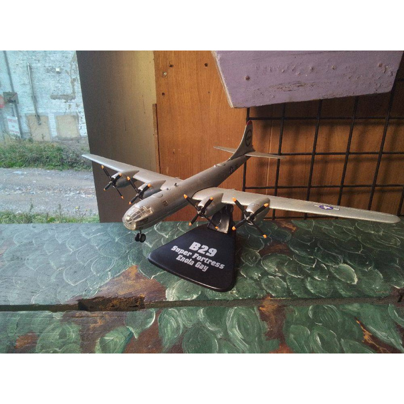 AVION B29 SUPER FORTRESS ENOLA GAY