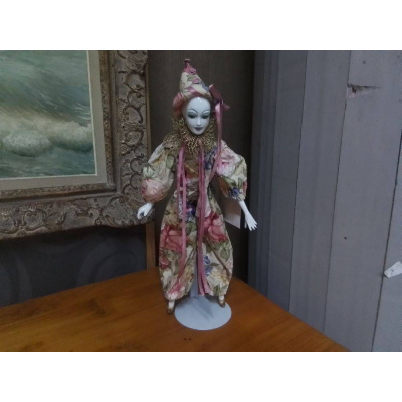 POUPEE PORCELAINE AVEC SUPPORT
