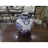 VASE ASIATIQUE FAIENCE BLANCHE ET BLEUE H : 25CM