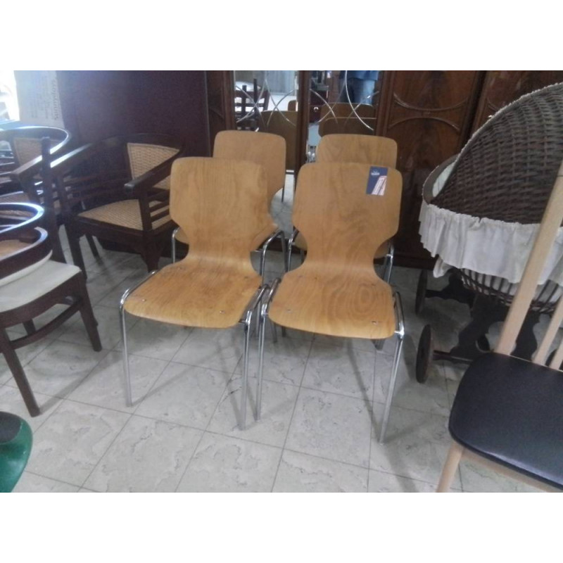 SERIE DE 4 CHAISES EMPILABLES 