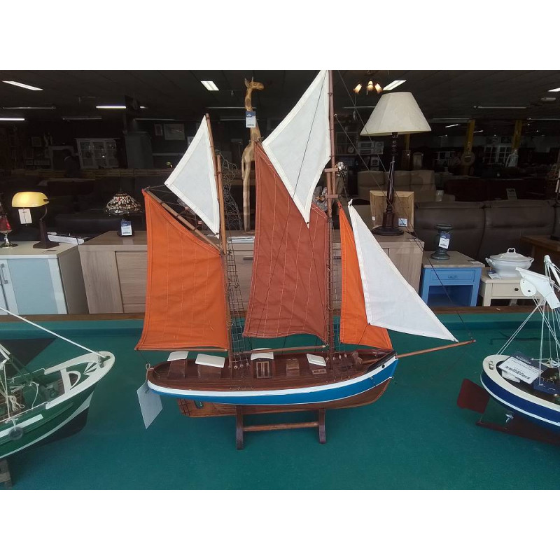 MAQUETTE VOILIER BLEU ET ORANGE