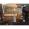 LAMPE DE SALON FAIENCE BLANCHE ET ABAT JOUR EN OSIER