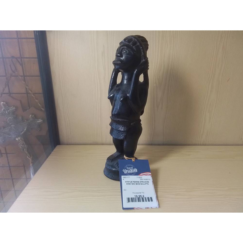 STATUE FEMME AFRICAINE AVEC SAC BOIS SCULPTE