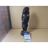 STATUE FEMME AFRICAINE AVEC SAC BOIS SCULPTE