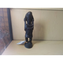 STATUE FEMME AFRICAINE AVEC SAC BOIS SCULPTE