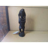 STATUE FEMME AFRICAINE AVEC SAC BOIS SCULPTE
