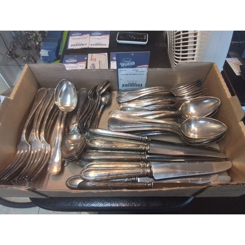 COUVERT EN METAL LE LOT