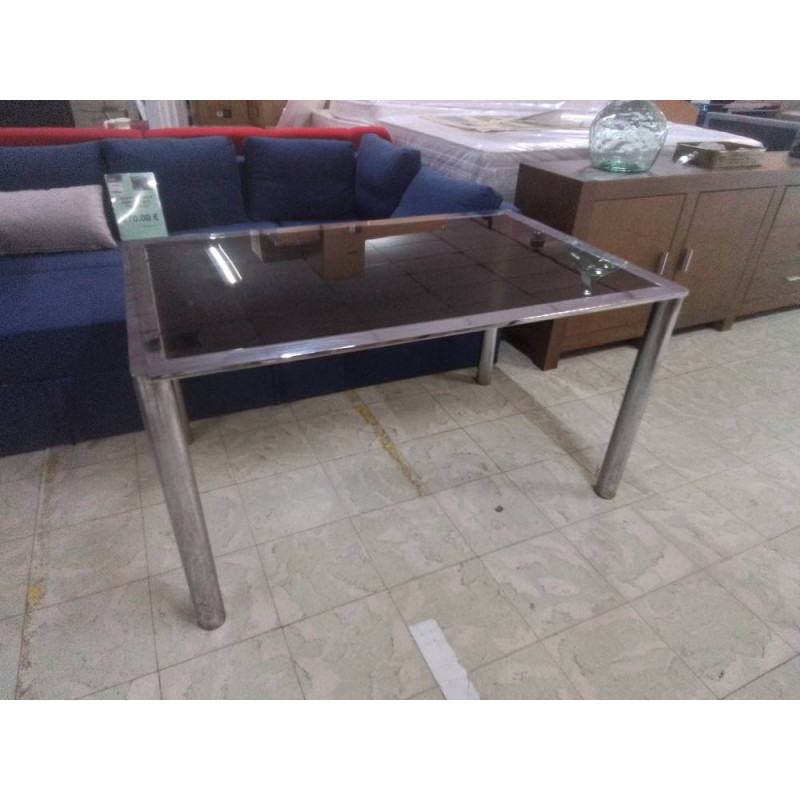 TABLE DE CUISINE CHROMEE DESSUS VERRE FUME