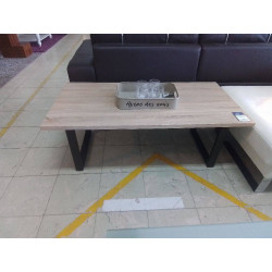 TABLE BASSE MODERNE AGGLO TEINTE BOIS CLAIR ET PIEDS METAL  NOIR