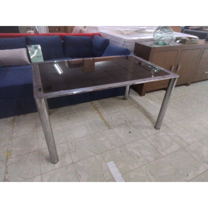 TABLE DE CUISINE CHROMEE DESSUS VERRE FUME